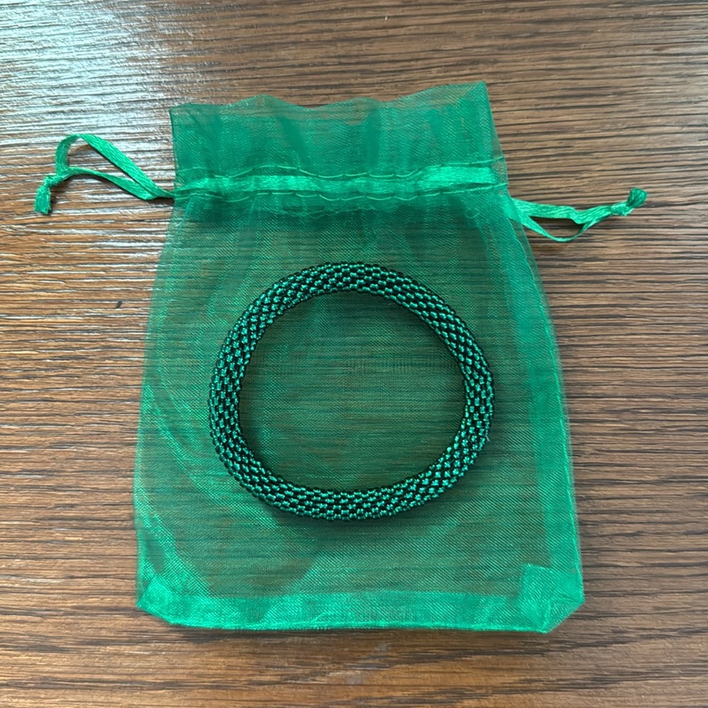 ☘️Sashka emerald green beaded bracelet. Comes with mesh pouch.
